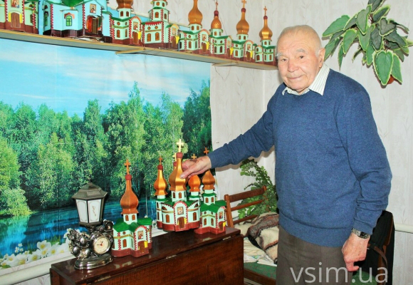 91-річний хмельничанин допомагає військовим своїми руками