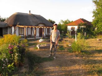 Одесит звів сучасну хату-мазанку Одесит звів сучасну хату-мазанку