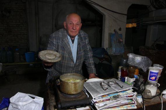 Маленька трагедія літнього киянина: Пенсіонер 10 років живе на горищі 16-поверхівки, після того як вкрали його квартиру (фото)
