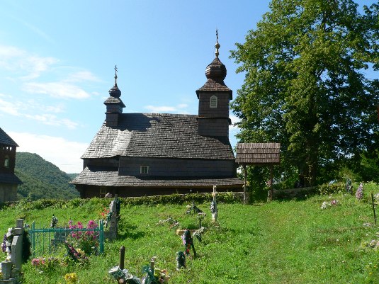 На Перечинщині від високого тиску рятують брусницею і тчуть покровці зі старого шмаття (ФОТО)