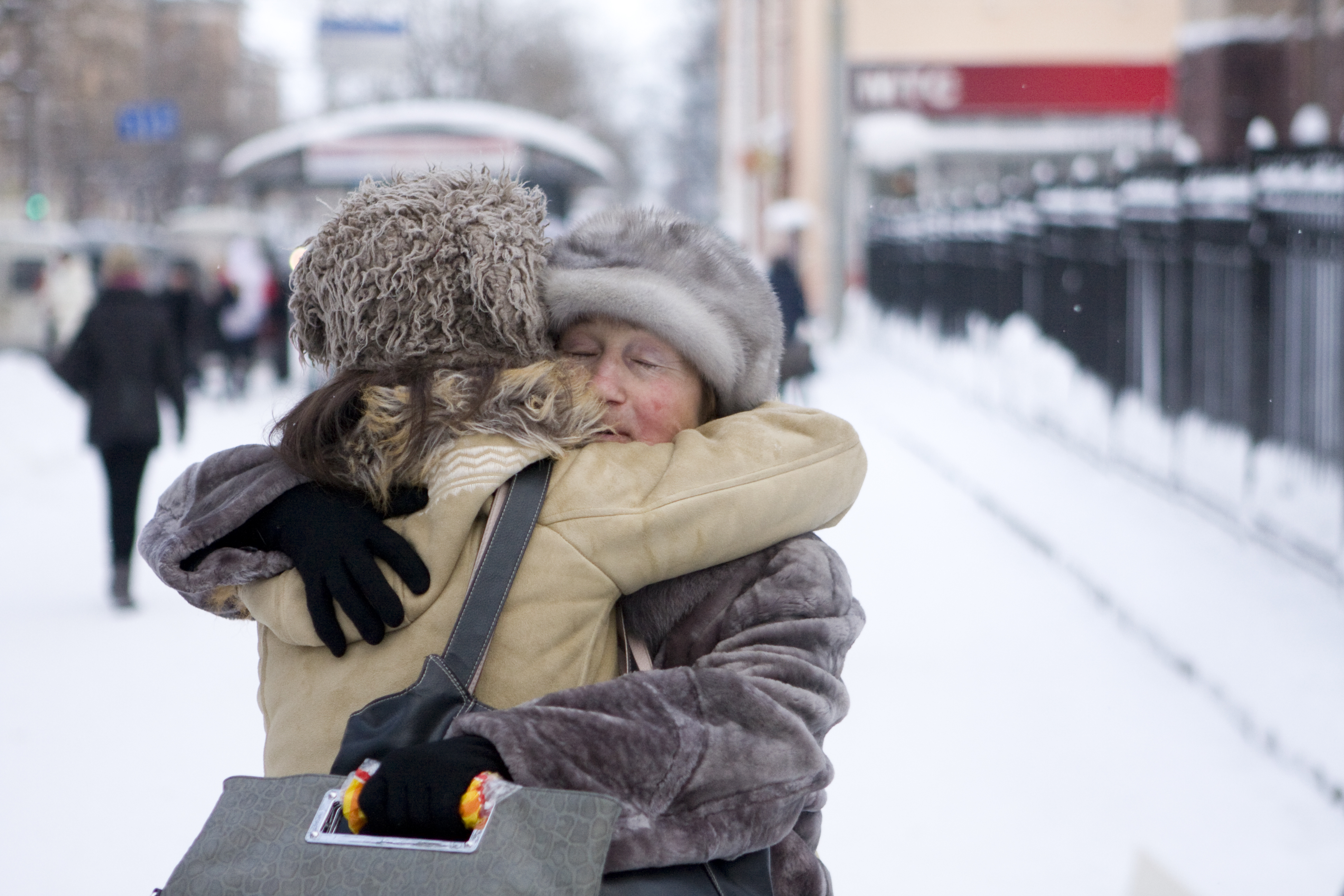 Обнял москва. Объятия зимой. День объятий. Люди обнимаются зимой. Люди обнимаются на улице.