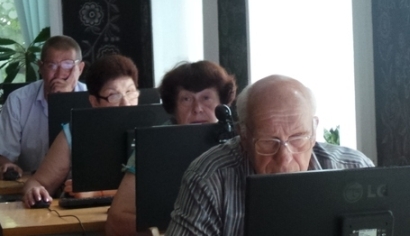 У Рівному пенсіонери мають можливість безкоштовно опанувати комп'ютер
