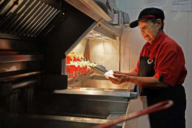 У McDonald's Сінгапуру працює 92-річна співробітниця У McDonald's Сінгапуру працює 92-річна співробітниця