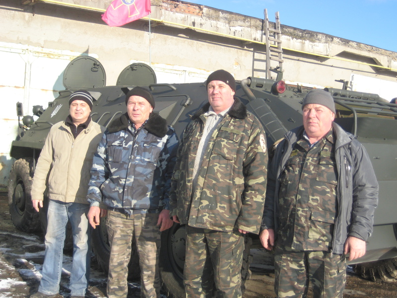 Городоцькі пенсіонери відновлюють техніку для фронту. Одну з бронемашин назвали "Надія Савченко"